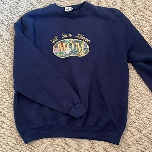 Cute oversized mom crewneck.